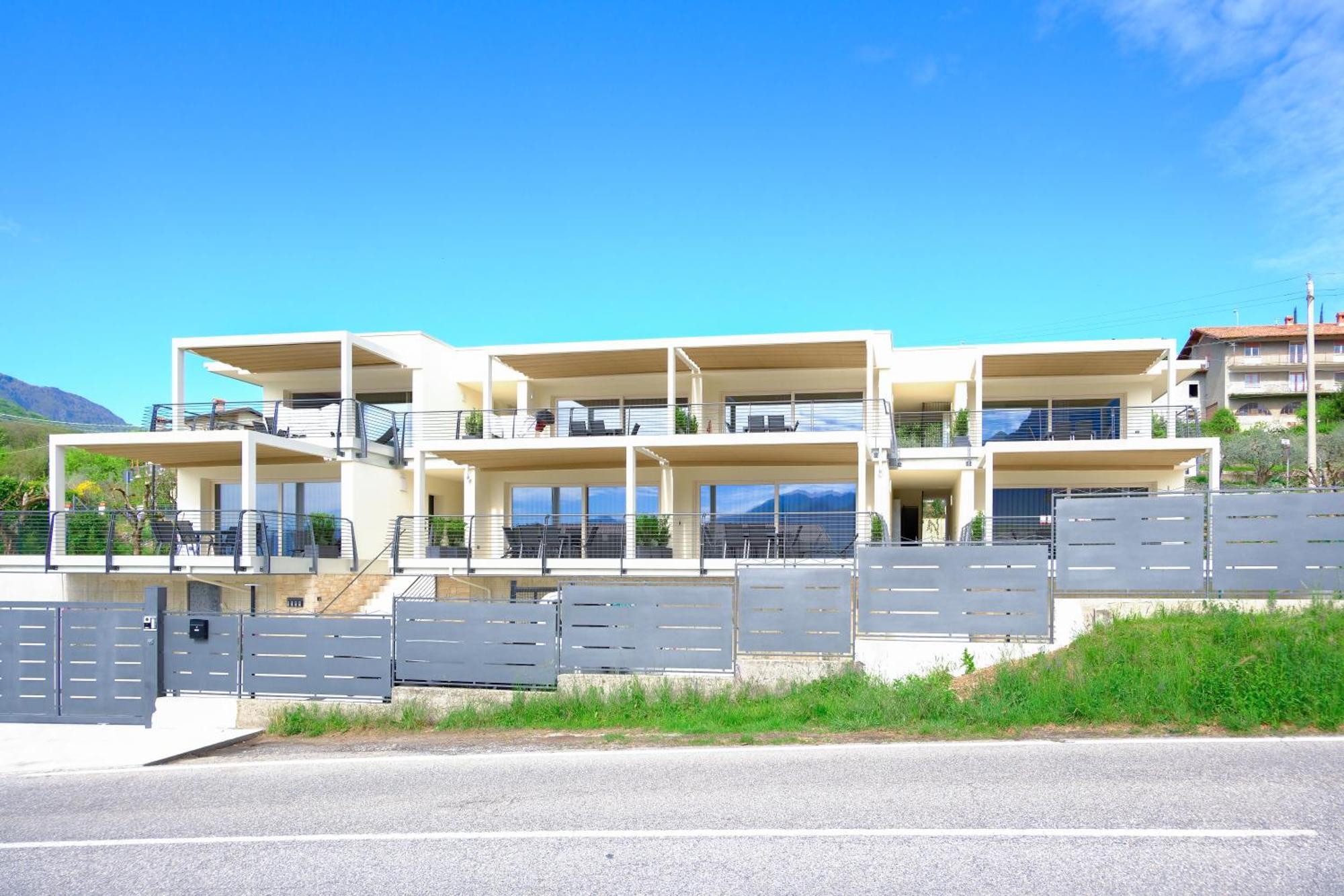 Costa Blu - Terrace Overlooking The Lake & Pool Рива ди Солто Екстериор снимка